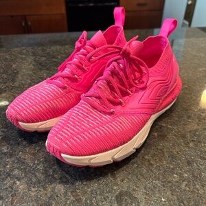 Women’s UA size 10 tennis shoes